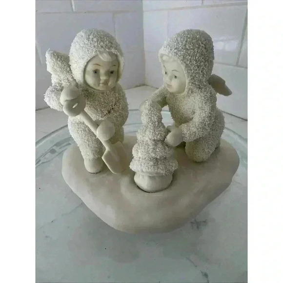 Snowbabies We’re Planting The Starry Pines Department 56 4” X 5 1/2” Figurine - Picture 8 of 10